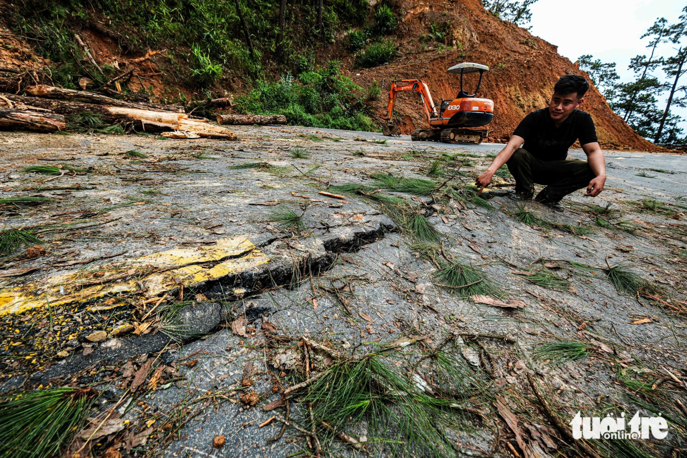 通往大叻的D'Ran山口发生滚石、滑坡、道路开裂、山体大裂缝